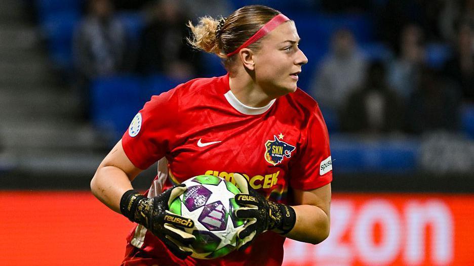 دروازه‌بان لیگ قهرمانان اروپا که در کنار فوتبال، پزشک می‌شود!